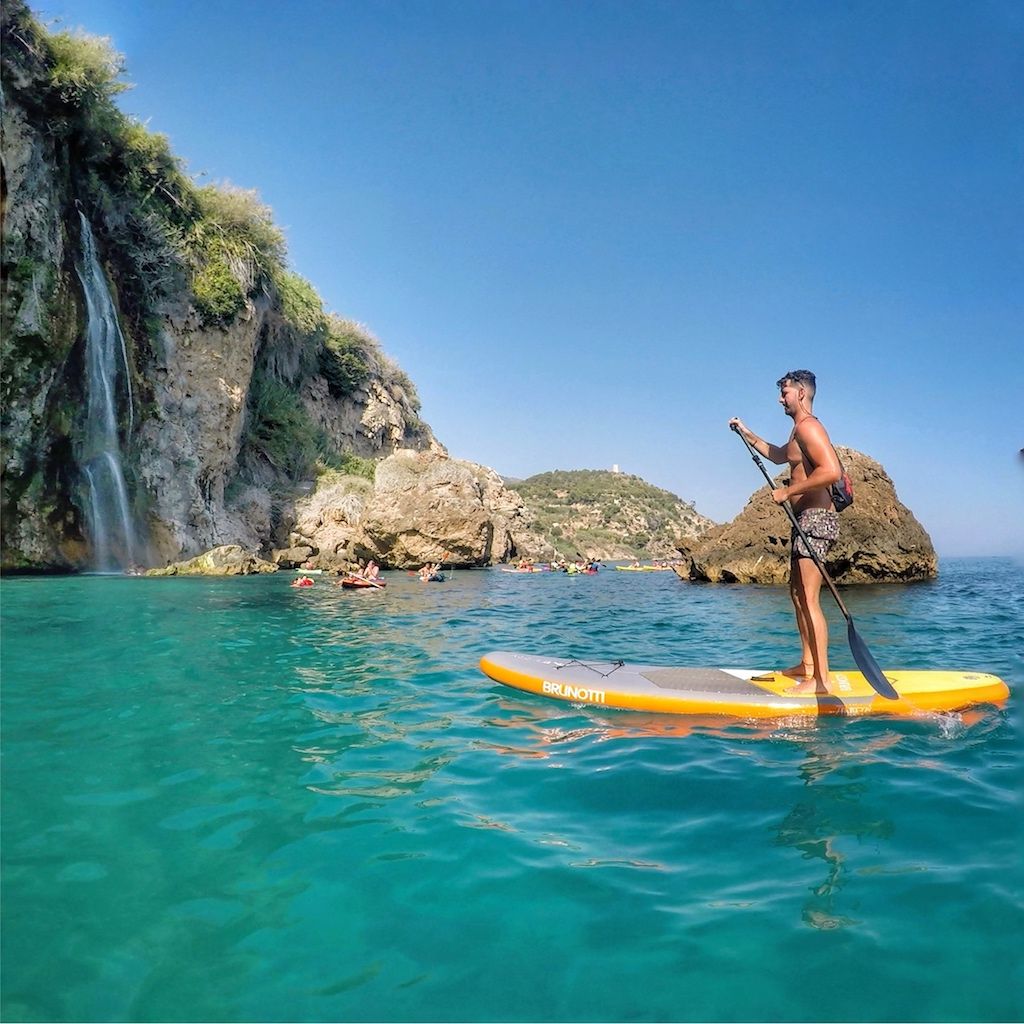 Kayak y paddle surf en Maro Cascada Maro acantilados